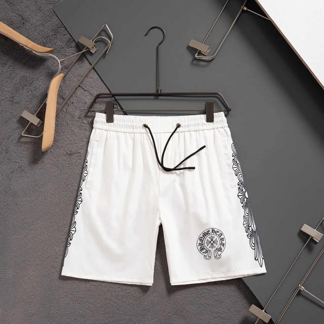 🅿️130 #V2410 [Replenishment all year round] 𝐂𝐡𝐫𝐨𝐦𝐞 𝐡𝐞𝐚𝐫𝐭𝐬 Croix heart new summer beach pants LV classic printed quick-drying three-quarter pants, same style for men and women, the fabric is made of polyester fiber for customers, stain-resistant and wrinkle-resistant, the most suitable material for summer outings It is guaranteed to be cool and comfortable enough at the same time. It is super stylish when you wear it casually. You can clearly see the texture and other things by looking at the photos. It is not an ordinary market material that can seduce a person who wants to go on vacation in minutes. Pockets on both sides. Drawstring at the waist. Very practical design, with impeccable workmanship, details and fit. Can be worn as casual pants or beach pants. A must-have for beach vacations, home leisure, gym equipment, morning running and night running. Practicality takes into account functionality. Color: Black White Size: M-XXXL